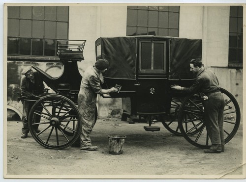 Men cleaning horse drawn - 3,